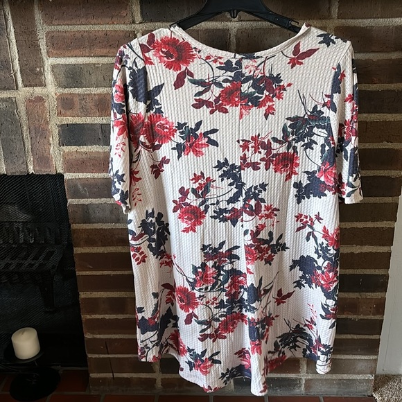 Women’s Torrid Plus Size Waffle Knit V-Neck Floral Top, Size 4X - Picture 5 of 7